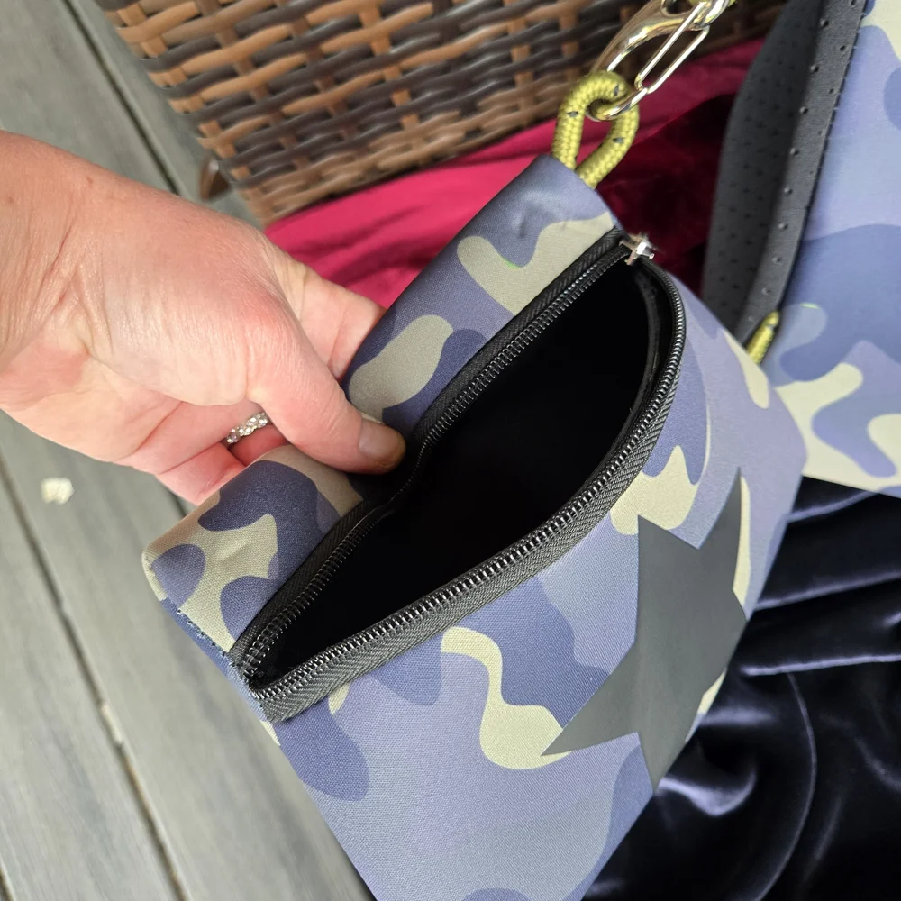 Camo Neoprene Tote Bag Rope Handles Star Accent w/ Zip Pouch - Picture 3 of 9